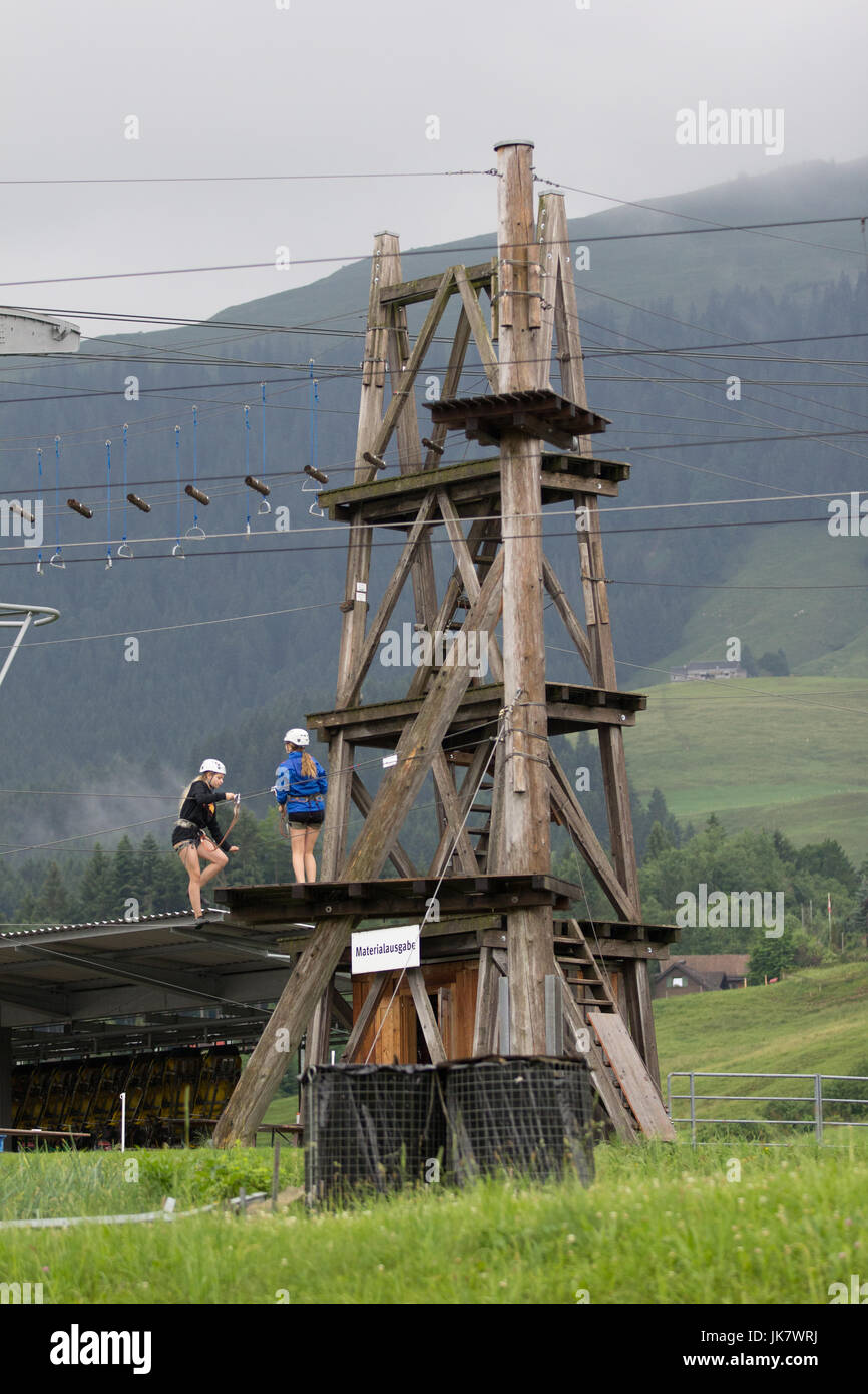 Giovani in corso di fiducia Foto Stock