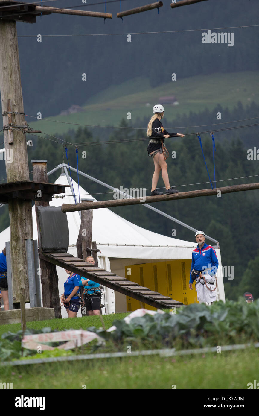 Giovani in corso di fiducia Foto Stock