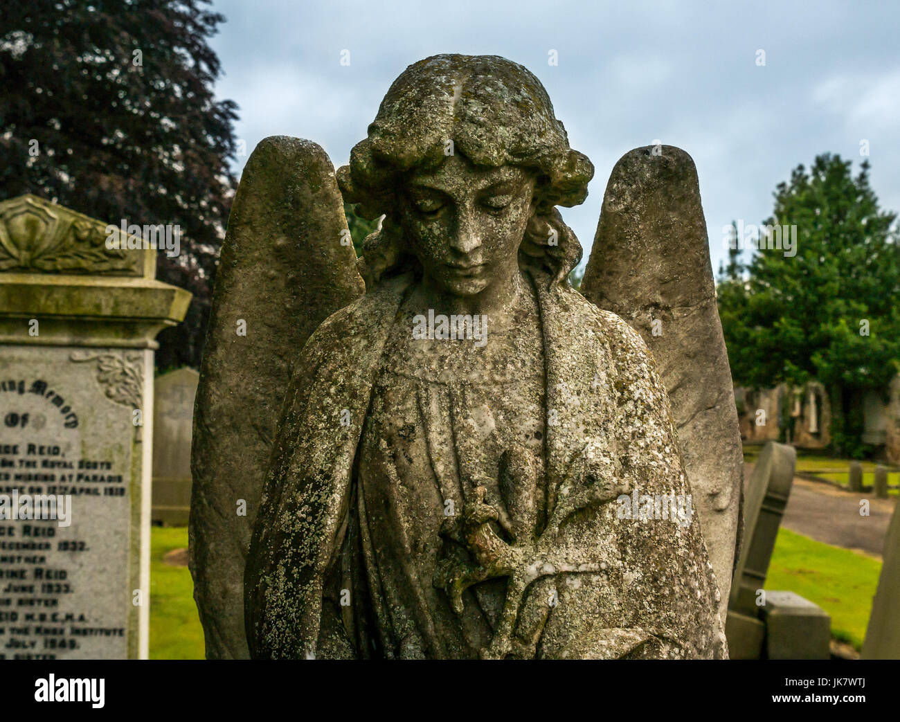 Close up di pietra tombale angelo di pietra con chino e ali nel sagrato, St Mary Chiesa Collegiata, Haddington, East Lothian, Scozia, Regno Unito Foto Stock