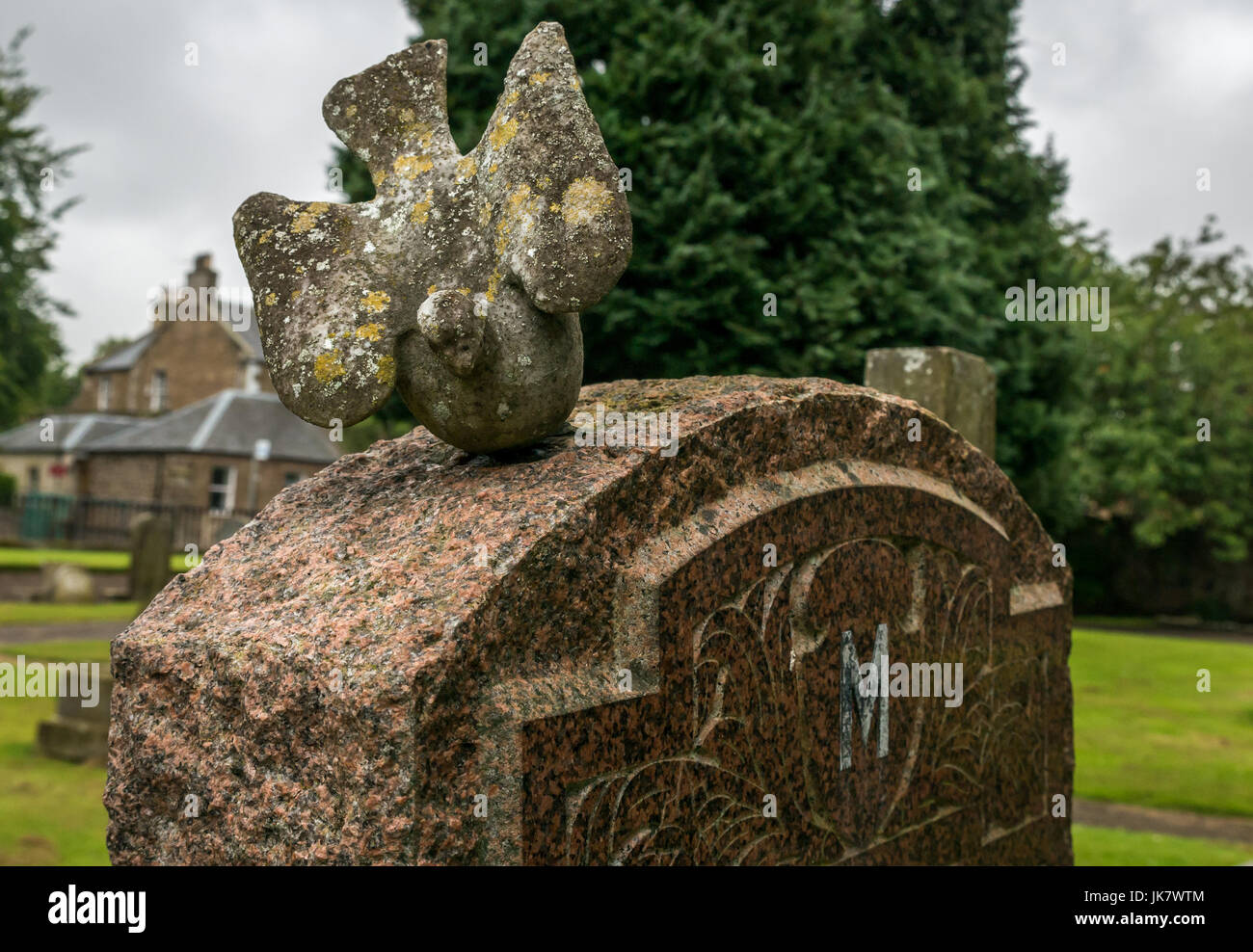Primo piano di ornamentale uccello di pietra in cima alla lapide in Churchyard, Haddington, East Lothian, Scozia, Regno Unito Foto Stock