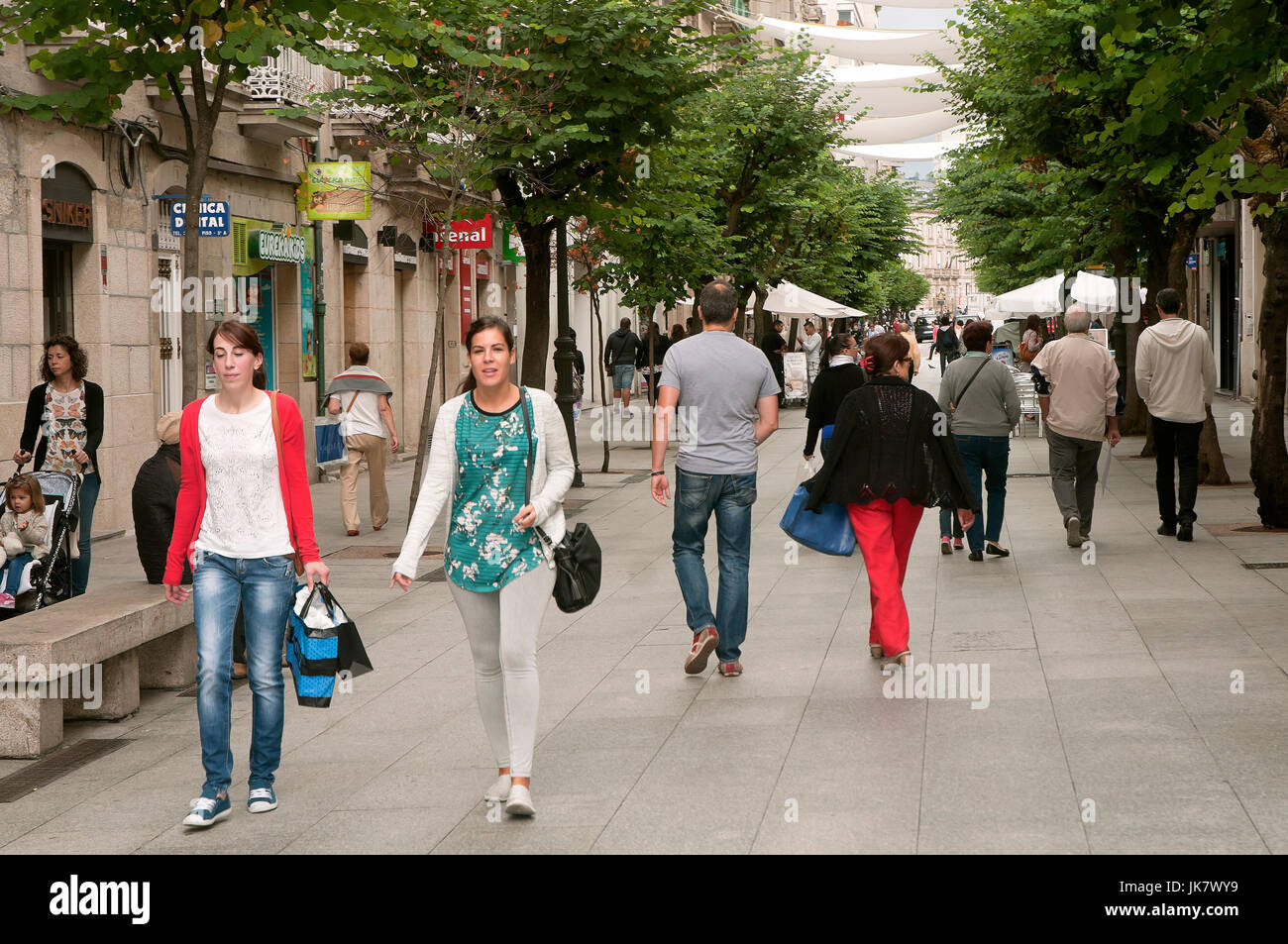 El Paseo - strada pedonale nel centro storico della città di Orense, regione della Galizia, Spagna, Europa Foto Stock