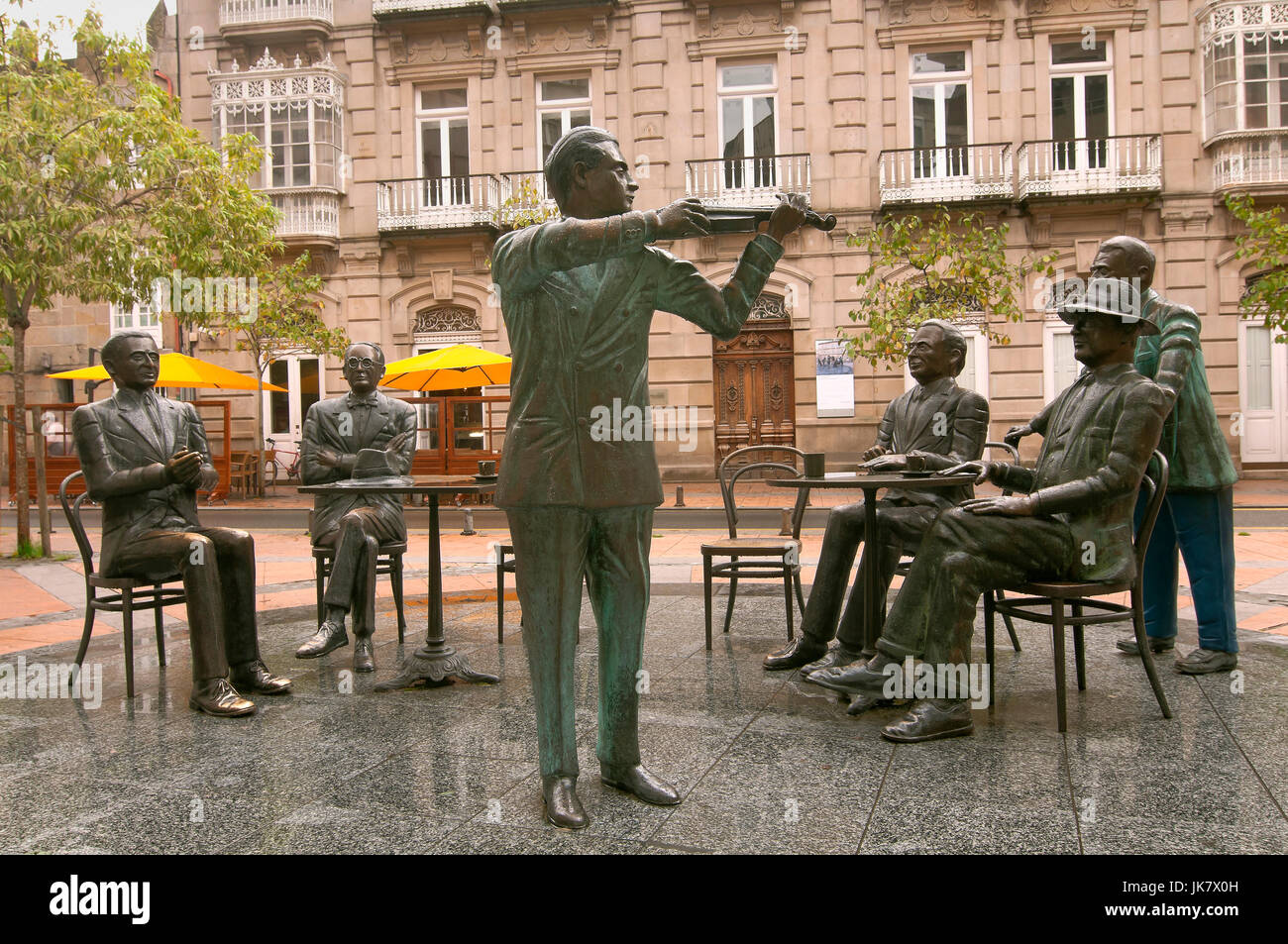 Gruppo scultoreo 'La Tertulia' da Cesar Lombera, Pontevedra, regione della Galizia, Spagna, Europa Foto Stock