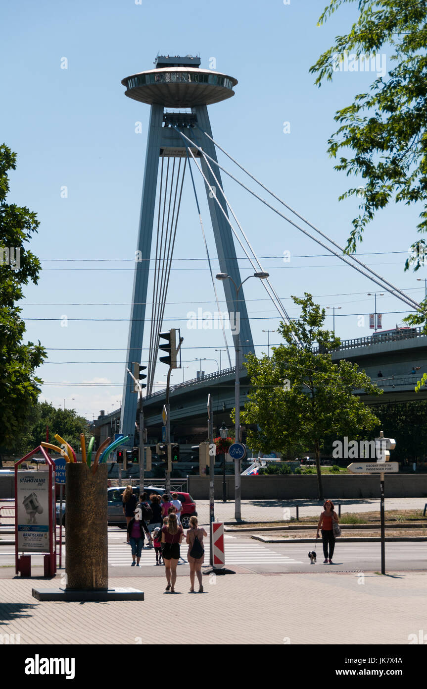 Ufo Observation Deck sul ponte di SNP, bratislava, Slovacchia Foto Stock