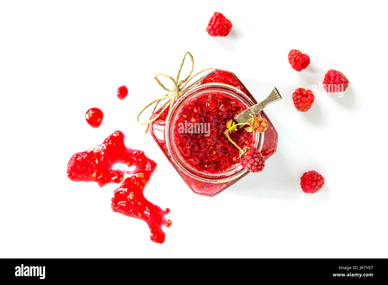 Marmellate fatte in casa. Vaso di vetro con confettura di lamponi su uno sfondo bianco. Conserve di Berry. Vista dall'alto. Foto Stock