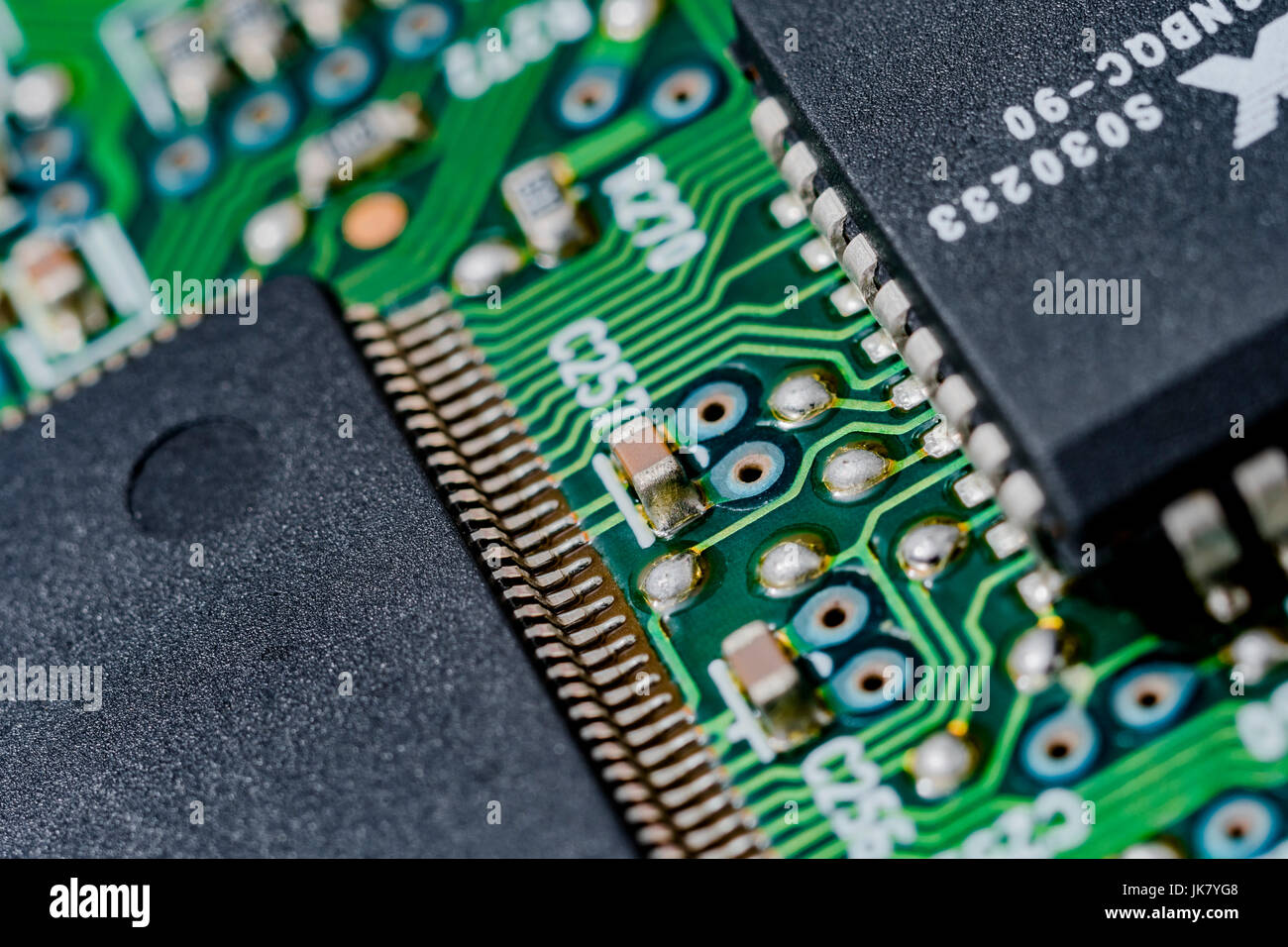 Connettori con piedini di uscita laterali di due componenti del circuito integrato (IC) su una scheda a circuito stampato. Concetto interconnesso. Cablaggio all'interno del calcolatore, chiusura del circuito Foto Stock