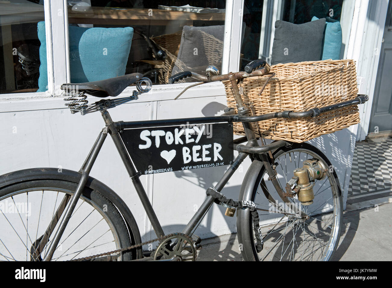 Stokey birra sul lato di mandata vintage bike, Stoke Newington Church Street, London Borough of Hackney, Inghilterra Gran Bretagna REGNO UNITO Foto Stock