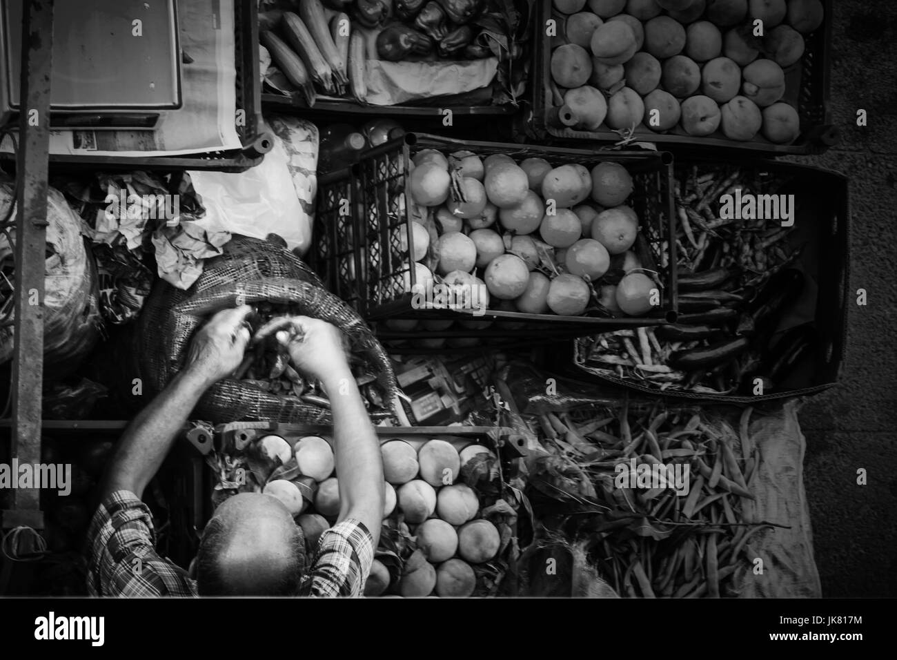 La frutta e la verdura venditore sulla strada Foto Stock