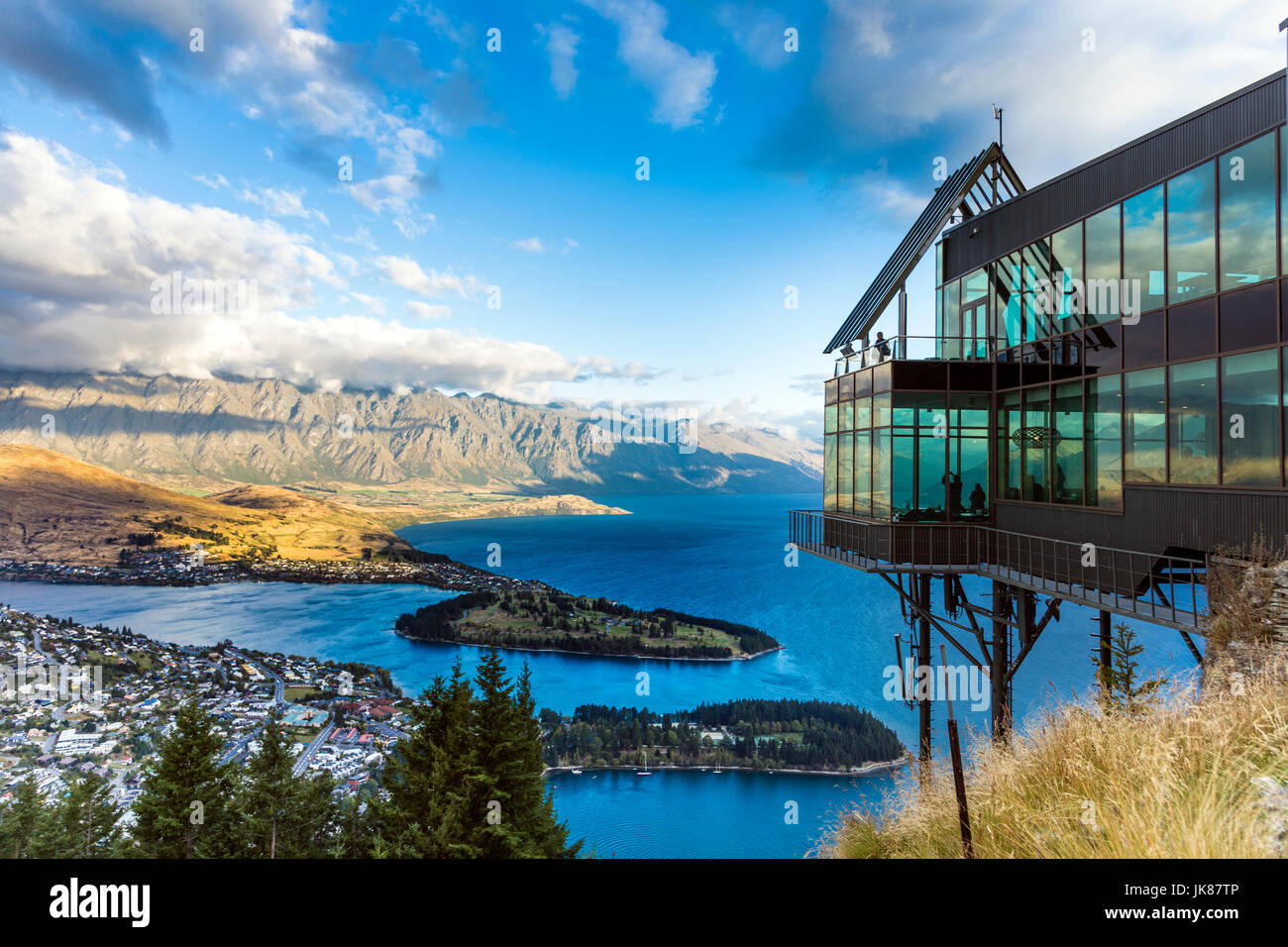Vista su Queenstown, sul lago Wakatipu e il Remarkables dal Skyline complesso turistico in Nuova Zelanda Foto Stock