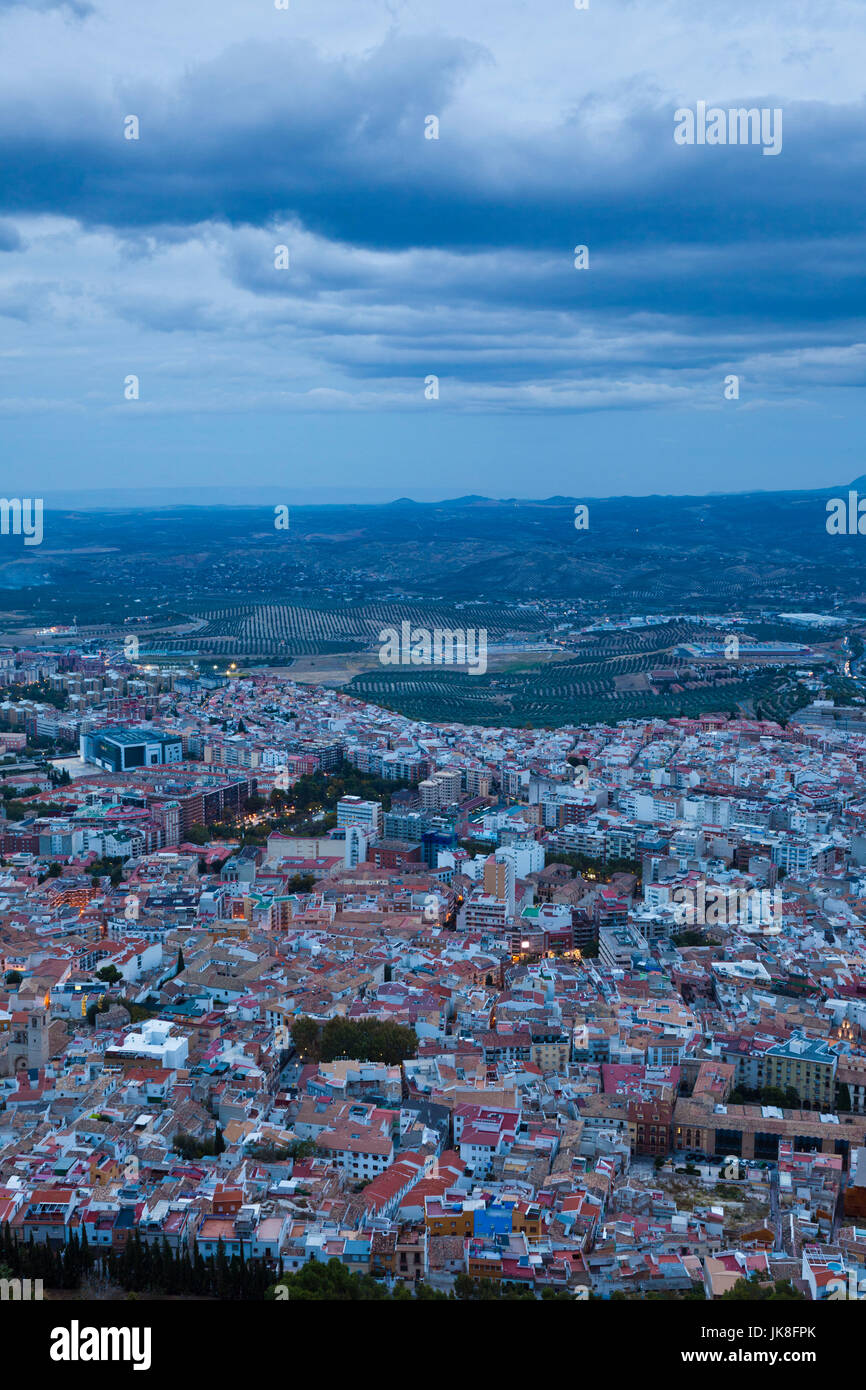 Spagna, Andalusia Regione, Provincia di Jaen, Jaen, elevati città vista dal Cerro de Santa Catalina hill, sera Foto Stock