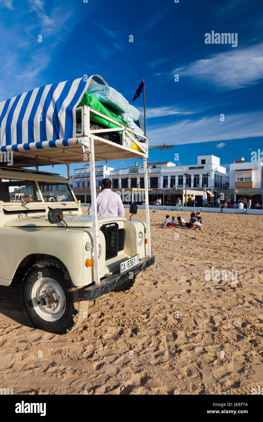 Spagna, Andalusia la regione, la provincia di Cadiz Cadice, Sherry area triangolare, a Sanlucar de Barrameda, vecchio Land Rover carrello sulla spiaggia da Bajo de Guia Foto Stock