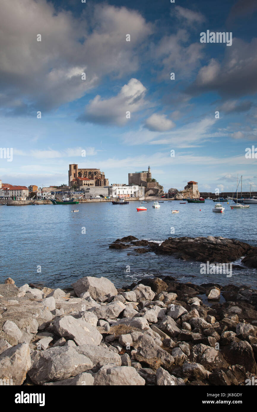 Spagna Cantabria regione Cantabria Provincia, Castro-Urdiales, la vista della città e del porto Foto Stock