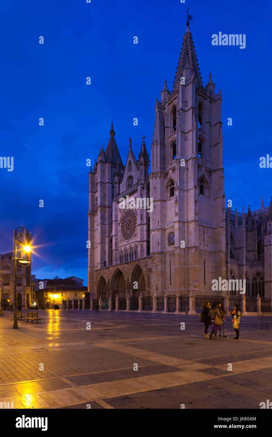 Spagna, Castilla y Leon Regione, Provincia di León, Leon, Catedral de Leon, cattedrale, sera Foto Stock