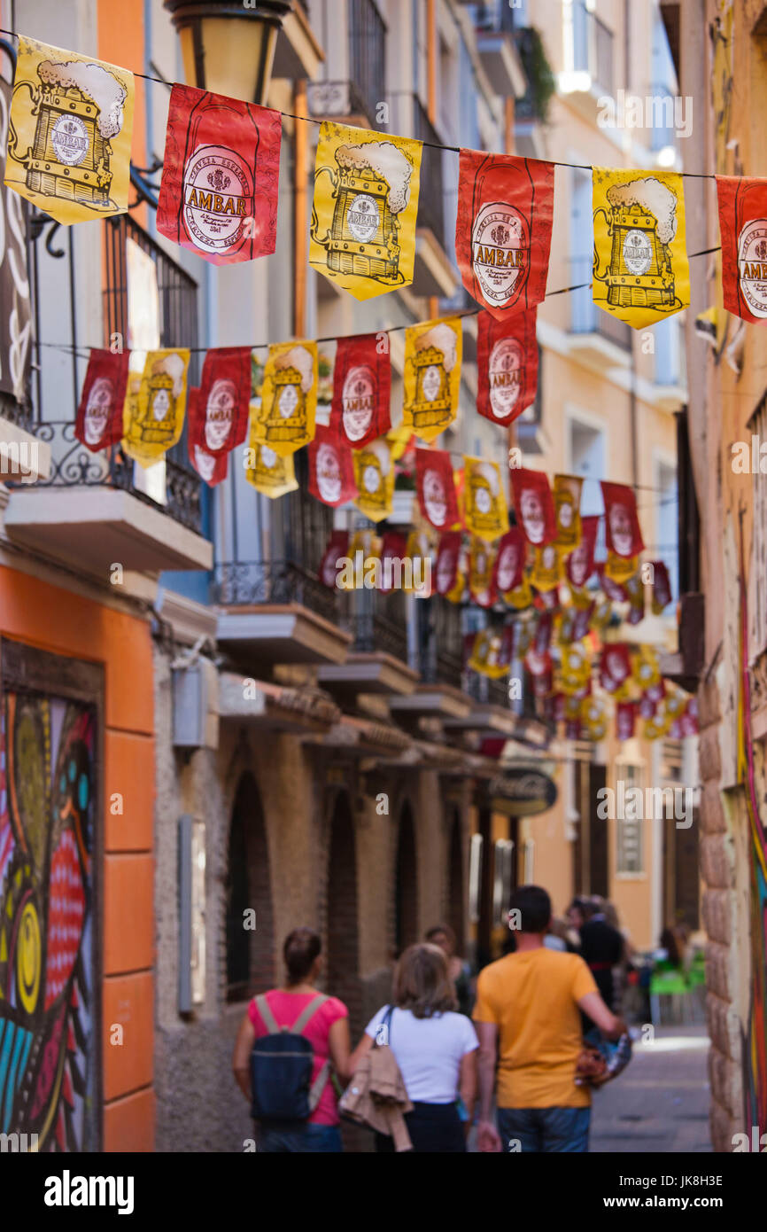 Spagna, regione di Aragona, provincia di Zaragoza, Zaragoza, El Tubo area di intrattenimento, bandiere su Calle de la Libertad street Foto Stock