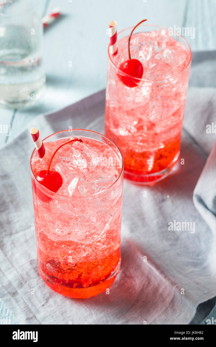 Dolce rinfrescante cocktail di ciliegia Mocktail con acqua di soda Foto Stock
