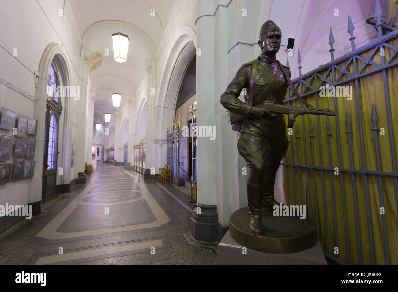 La Russia, San Pietroburgo, Kronverksky isola, museo di Artiglieria, interno, corridoio con la statua del soldato russo dalla seconda guerra mondiale Foto Stock