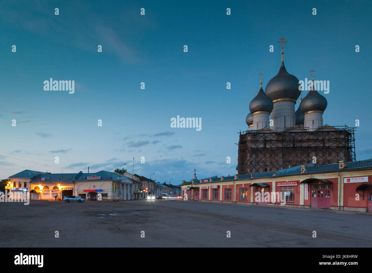 Russia, Krasnojarsk, Golden Ring, Rostov-Veliky, Rostov il Cremlino, Cattedrale dell Assunzione e pareti settentrionali, sera Foto Stock