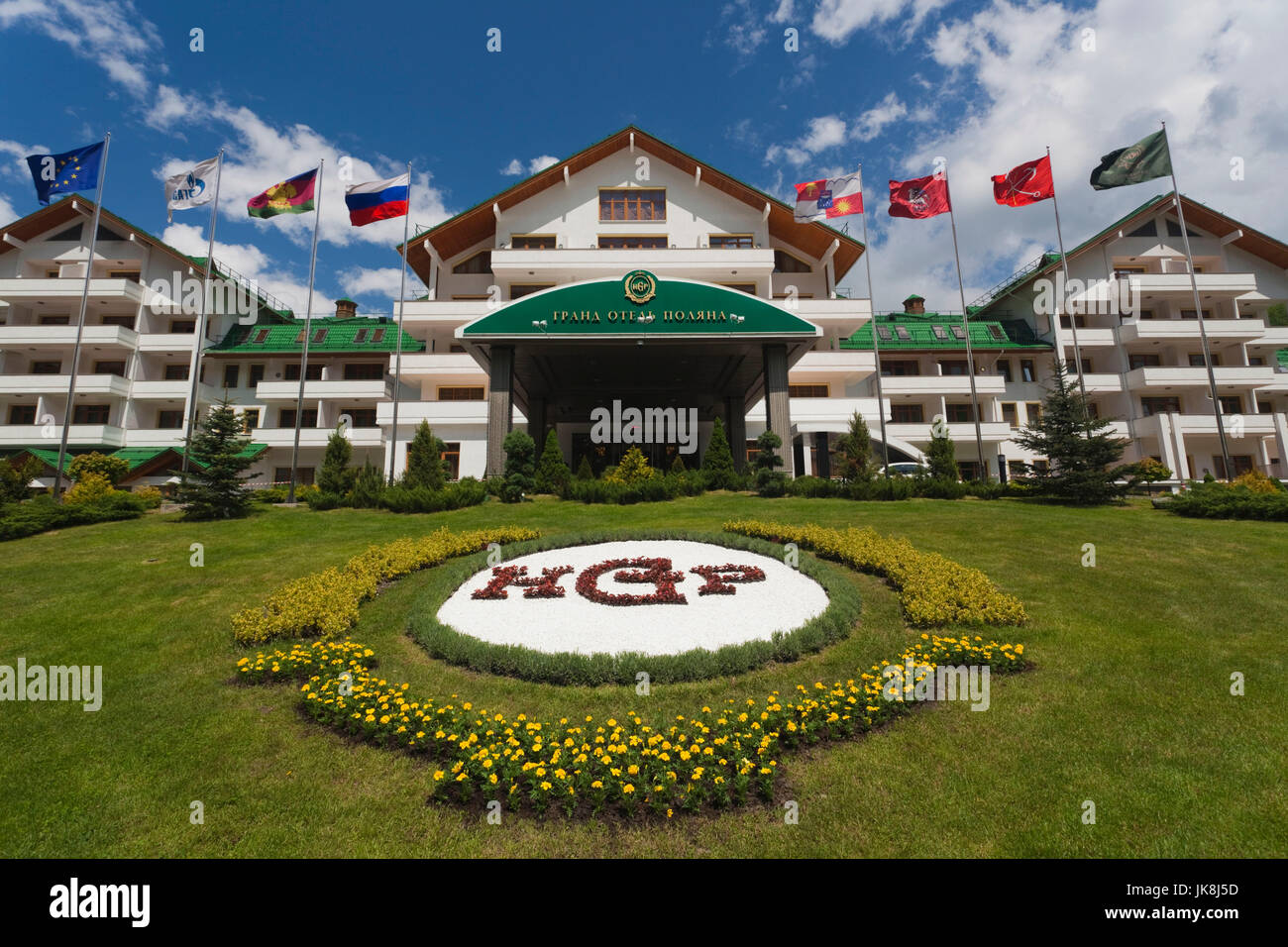 Russia, montagne del Caucaso, Area Sochi, Krasnaya Polyana, Gazprom Ski Resort, Grand Hotel Polyana, esterna, estate Foto Stock