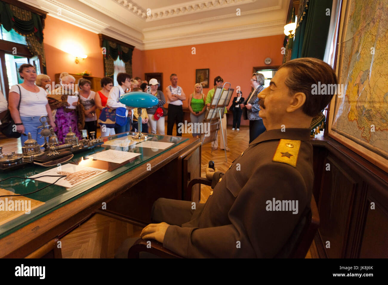 Russia, il litorale del Mar Nero, Sochi, Stalin Dacha, casa estiva del dittatore sovietico Joseph Stalin sui motivi della Zelenaya Roscha sanitorium, Stalin figura con i turisti Foto Stock
