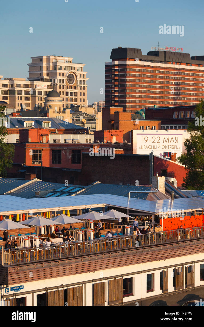 Russia, Mosca, Oblast di Mosca, Zamoskvorechiye-zona, Ottobre rosso la Fabbrica di Cioccolato e Museo con caffè sul tetto dell'arte Strelka quartiere, sunset Foto Stock