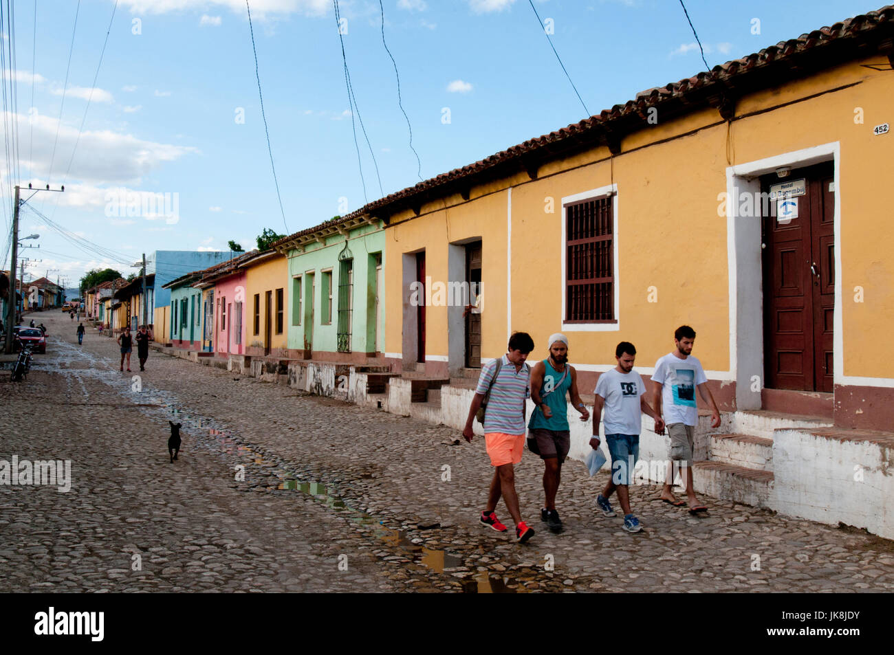 Gruppo di quattro ragazzi camminare per strada di ciottoli nella parte vecchia di Trinidad, Cuba Foto Stock