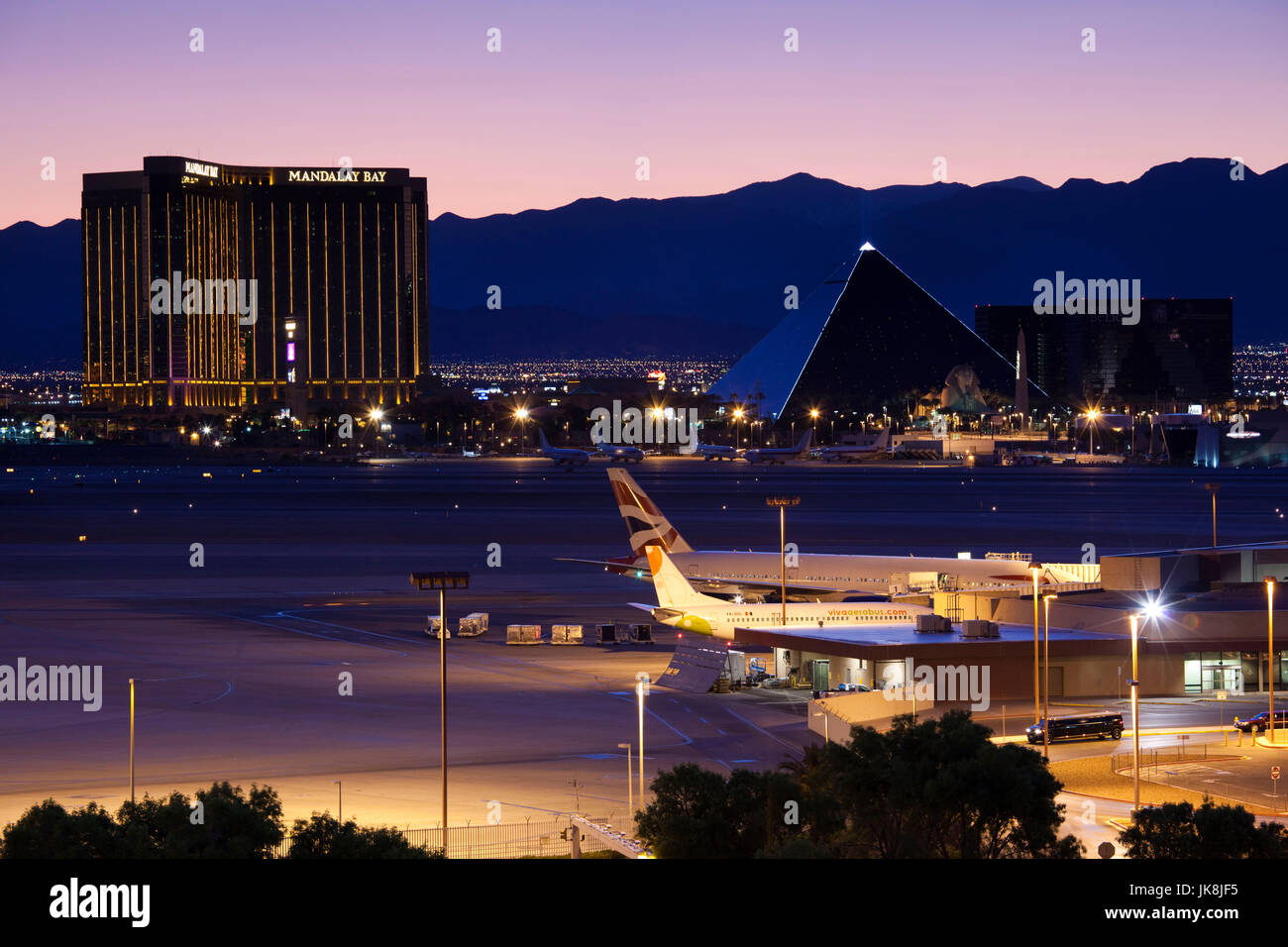 Stati Uniti d'America, Nevada, Las Vegas, vista sulla Strip di Las Vegas Boulevard e Mandalay Bay e il Luxor Hotel dall'Aeroporto Internazionale di McCarran, crepuscolo Foto Stock