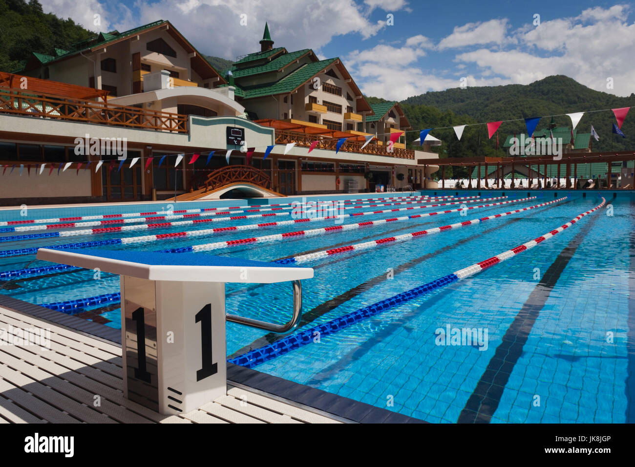 Russia, montagne del Caucaso, Area Sochi, Krasnaya Polyana, Gazprom Ski Resort, Grand Hotel Polyana, piscina, estate Foto Stock