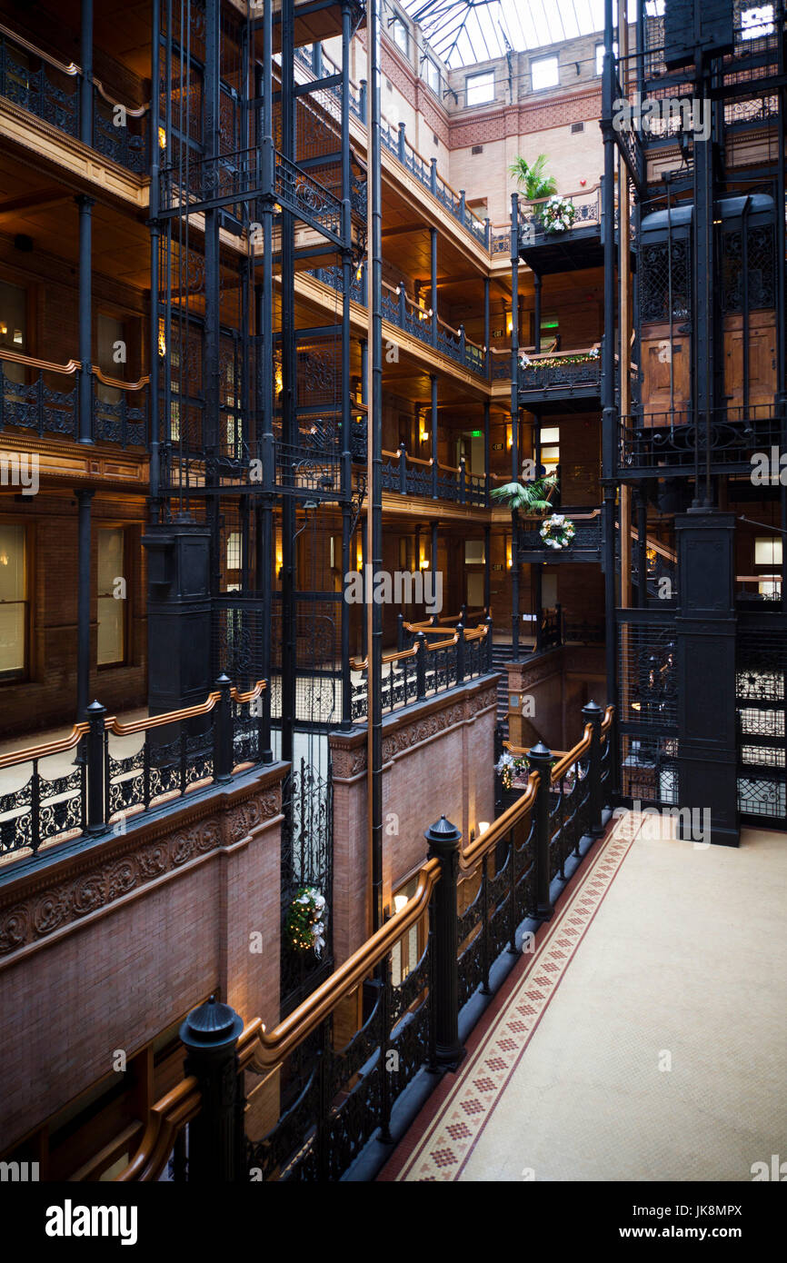 Stati Uniti, California, nel sud della California, Los Angeles, interno del Bradbury Building presenti nel film Blade Runner di Ridley Scott Foto Stock