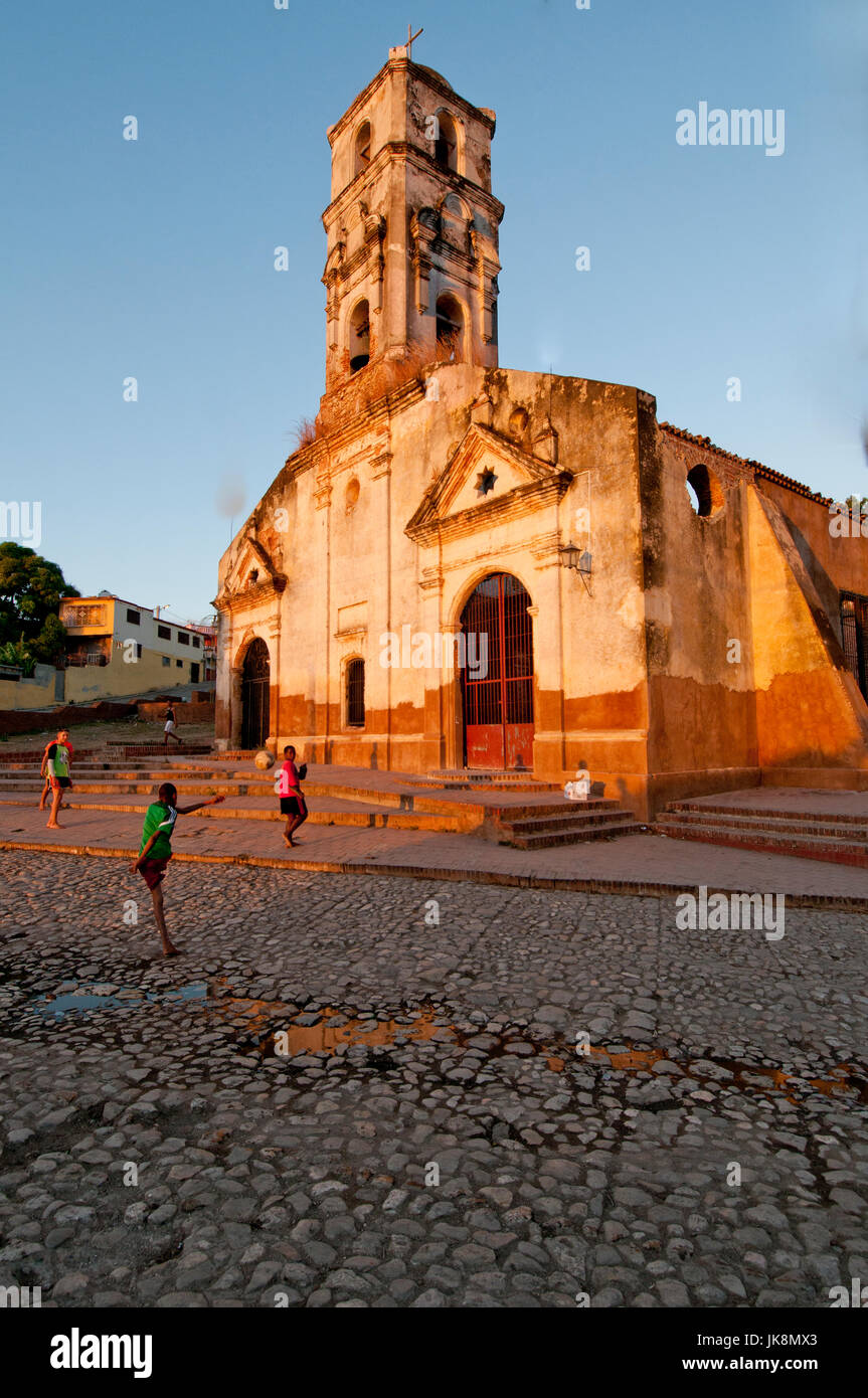 Bambini che giocano nella parte anteriore delle rovine della chiesa Iglesia de Santa Anna in Trinidad Cuba; Foto Stock
