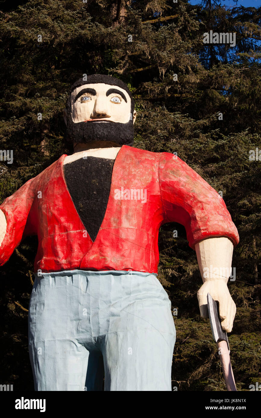 Stati Uniti d'America, la California, la California del Nord, costa Nord, Klamath, alberi di Mystery Park, Statua di Paul Bunyan un Babe il bue blu Foto Stock