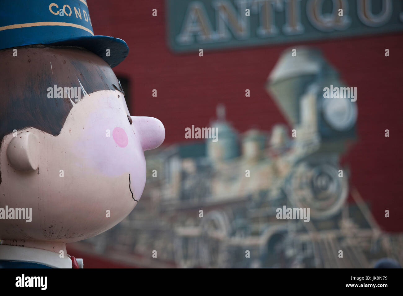 Stati Uniti d'America, la California, la California del Nord, Russian River Wine Country, Santa Rosa, Railroad Square, noccioline fumetto personaggio da Charles M. Schultz, lungo tempo città residente, Linus Foto Stock