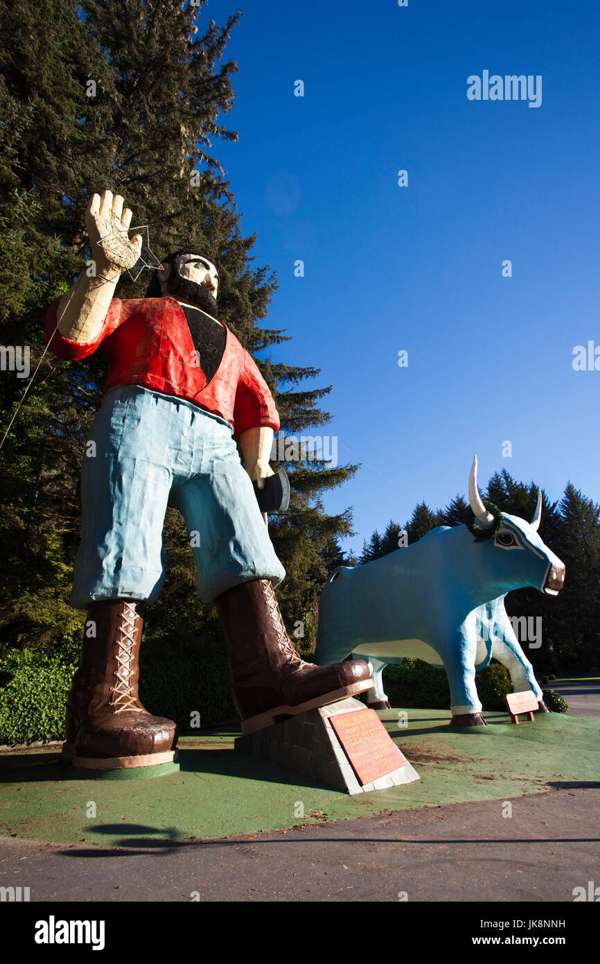 Stati Uniti d'America, la California, la California del Nord, costa Nord, Klamath, alberi di Mystery Park, Statua di Paul Bunyan un Babe il bue blu Foto Stock