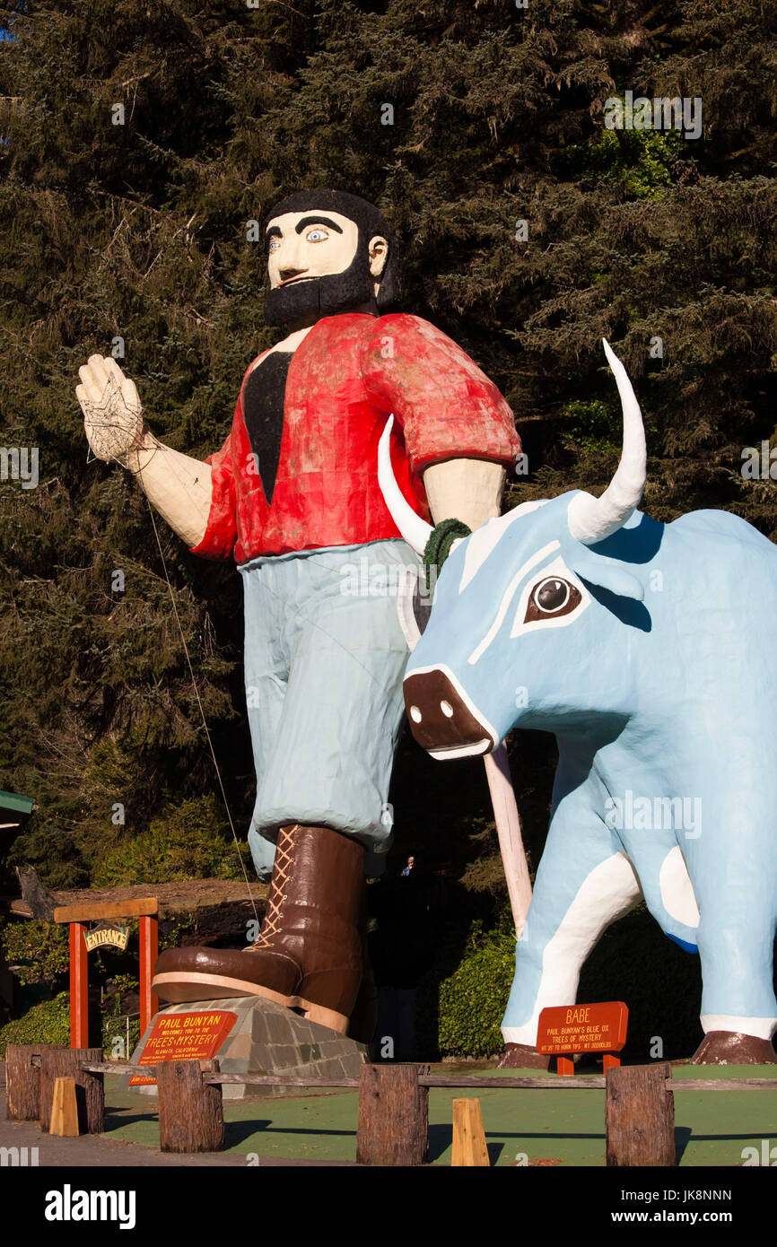 Stati Uniti d'America, la California, la California del Nord, costa Nord, Klamath, alberi di Mystery Park, Statua di Paul Bunyan un Babe il bue blu Foto Stock