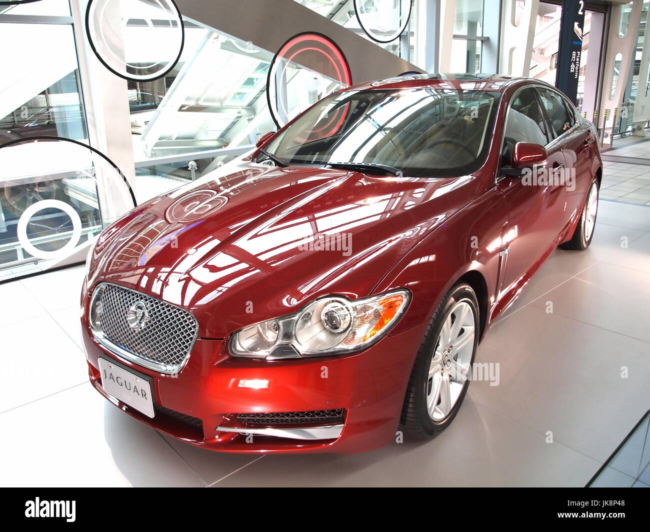 KAOHSIUNG, Taiwan - 16 giugno 2010: Jaguar internazionale presenta il suo nuovo modello Jaguar XF nella sala del THSRC; Kaohsiung, 16 giugno 2010 Foto Stock