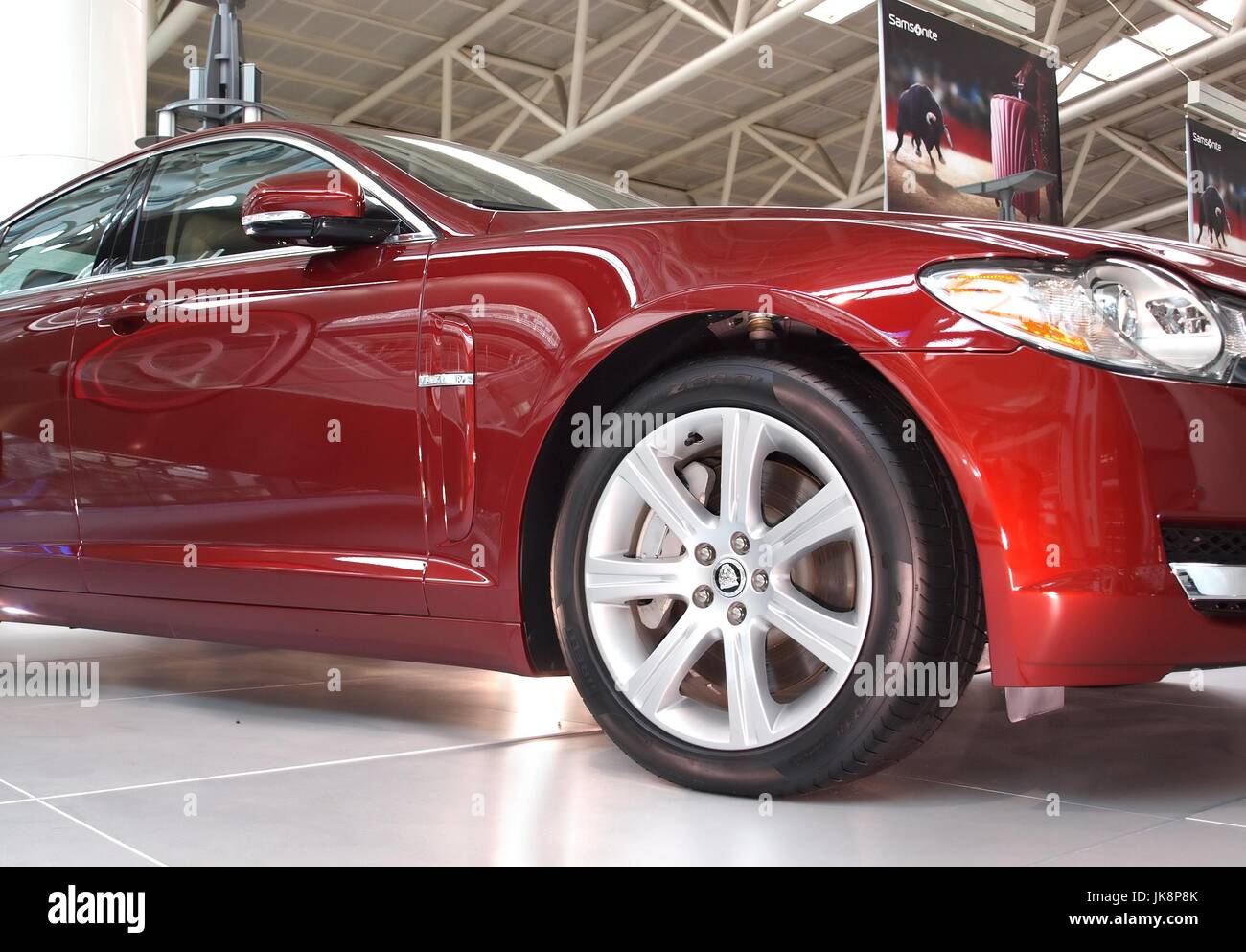 KAOHSIUNG, Taiwan - 16 giugno 2010: Jaguar internazionale presenta il suo nuovo modello Jaguar XF nella sala del THSRC; Kaohsiung, 16 giugno 2010 Foto Stock