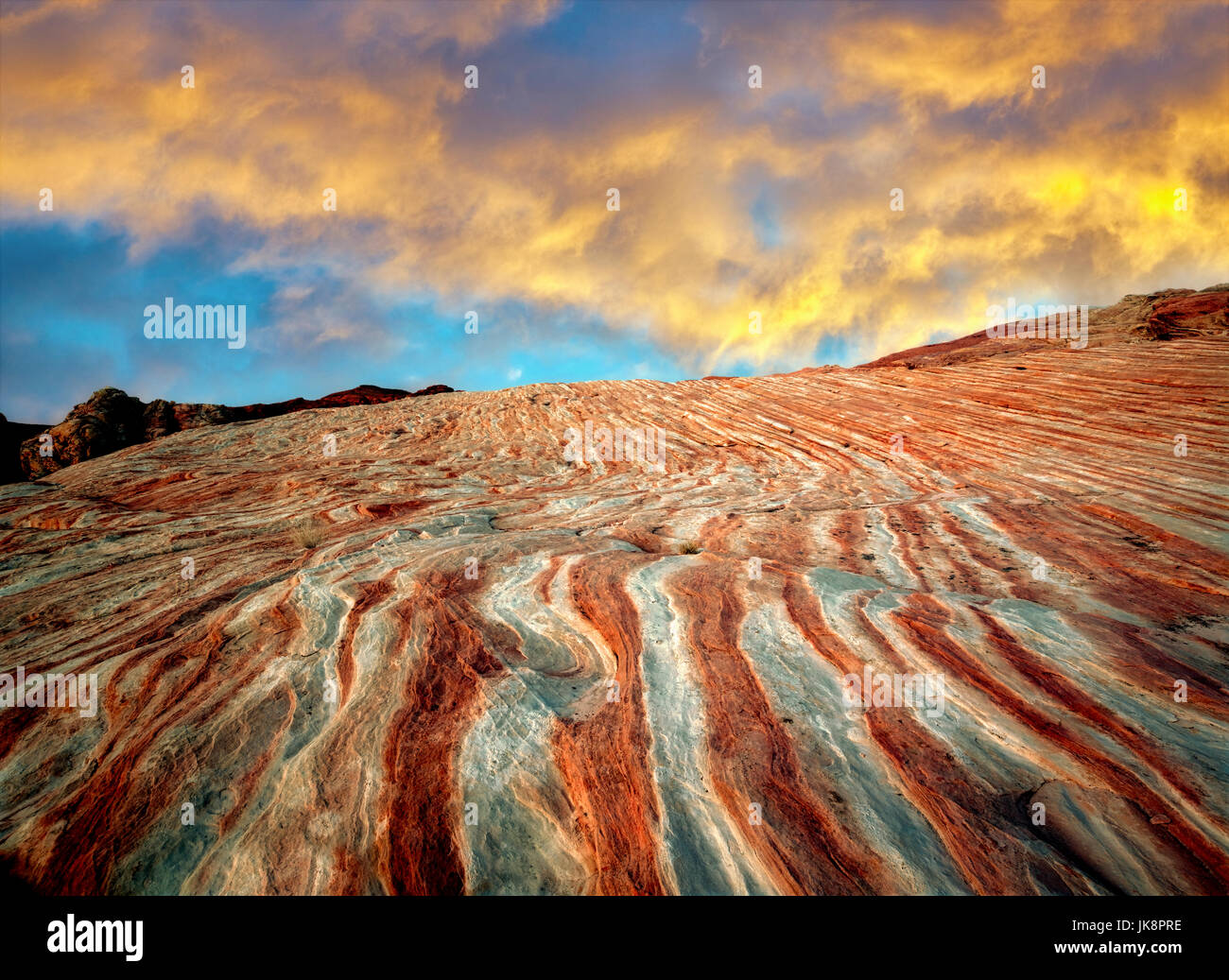 Bande di striati, rocce colorate. La Valle del Fuoco del parco statale, Nevada. Sky aggiunto. Foto Stock