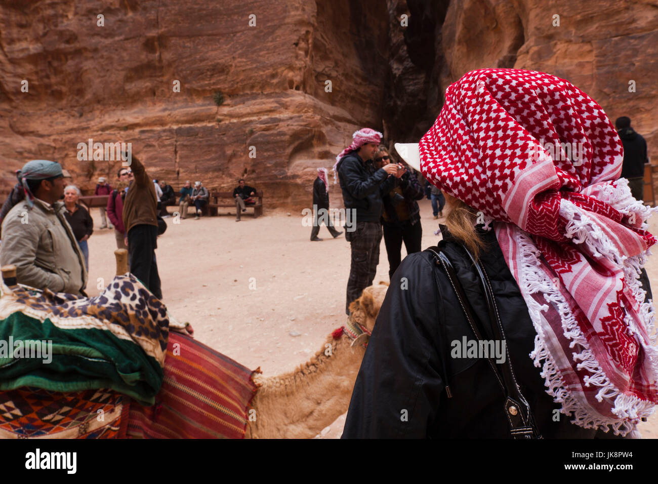 Giordania, Petra-Wadi Musa, Nabatean antica città di Petra, donna in keffiyeh velo Foto Stock