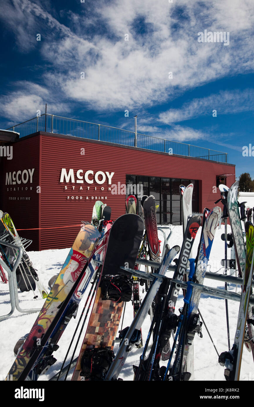 Stati Uniti, California, Eastern Sierra Nevada, Area di Mammoth Lakes, Mammoth Mountain Ski Area, stazione di McCoy e visitatori, NR Foto Stock