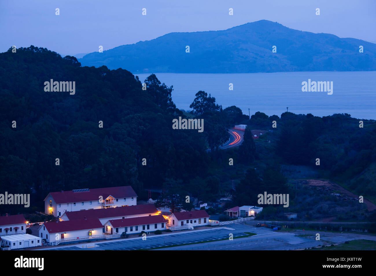 Stati Uniti, California, San Francisco Marin Headlands, Golden Gate National Recreation Area, vista in elevazione del Fort Baker area, alba Foto Stock