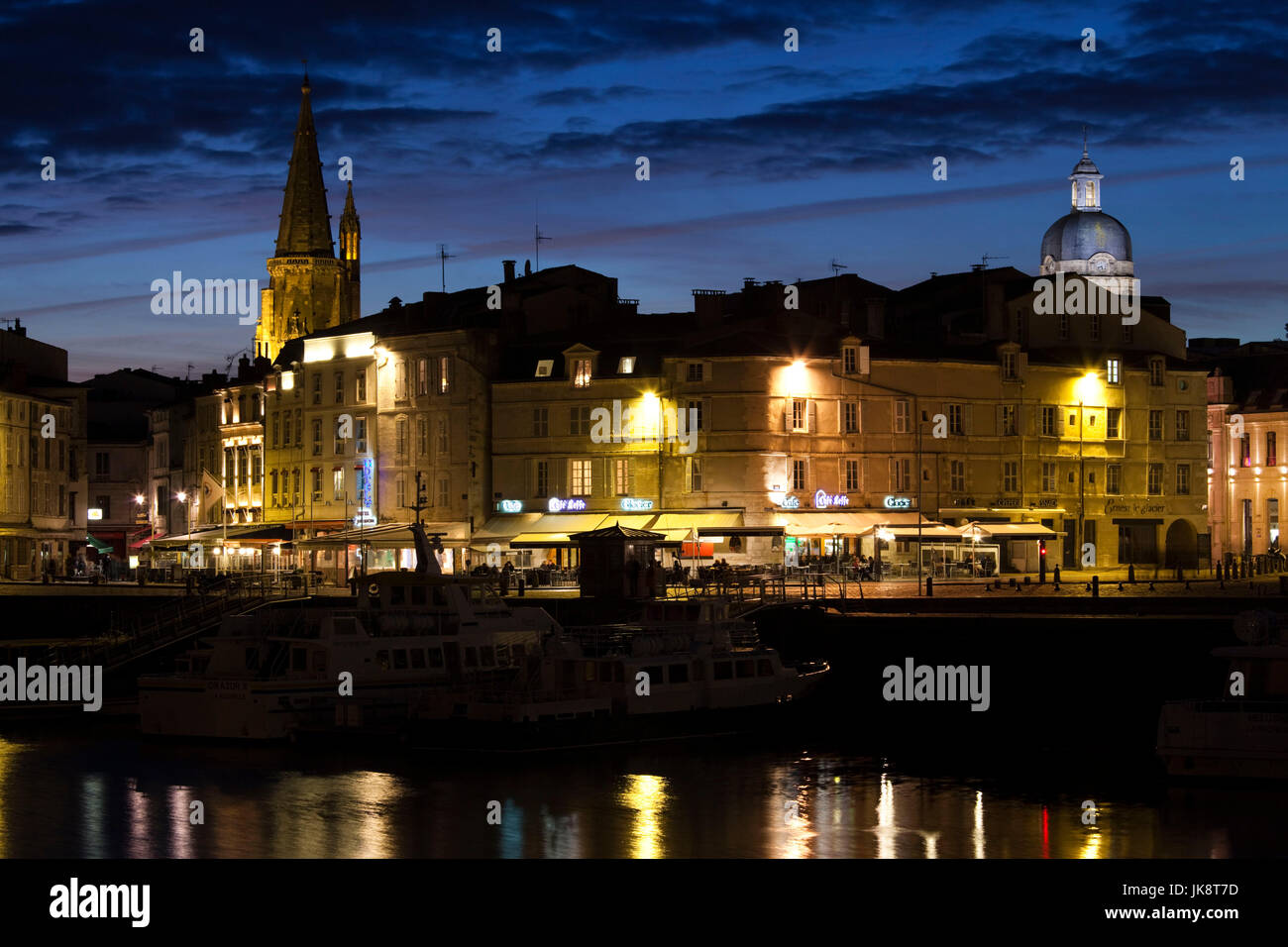 Francia, regione Poitou-Charentes, dipartimento della Charente-Maritime, La Rochelle, Porto Vecchio, sera Foto Stock