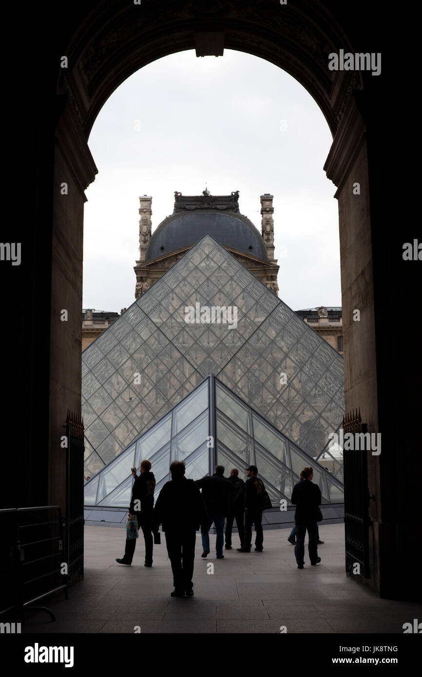 Francia, Parigi Musee du Louvre, Vista della Piramide del Louvre da rue de Rivoli Foto Stock