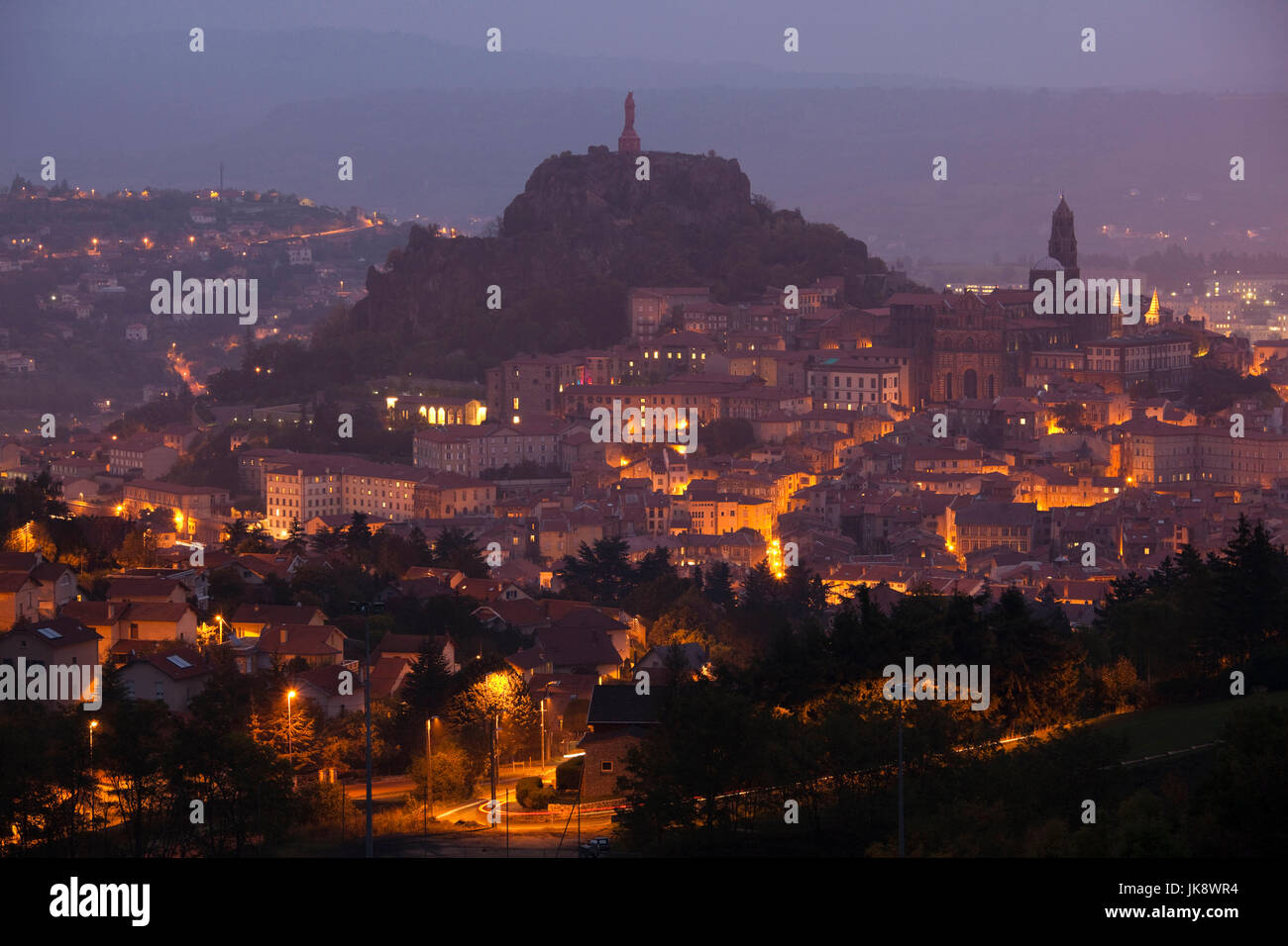 Francia, Haute-Loire reparto, regione Auvergne, Le Puy-en-Velay, città panoramica, alba Foto Stock