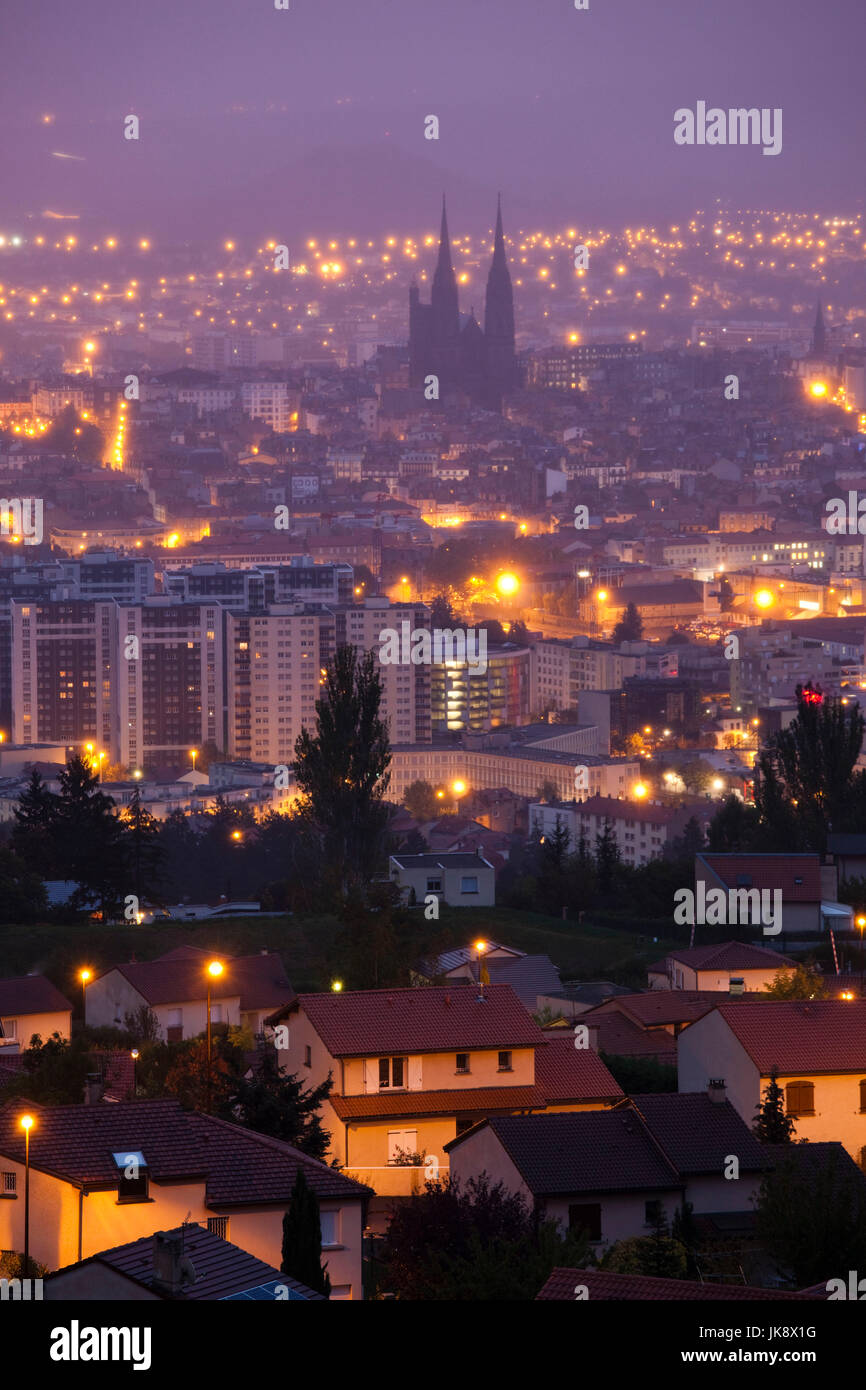 Francia, Puy-de-Dome reparto, regione Auvergne, Clermont-Ferrand, città panoramica con Cathedrale-Notre-Dame, alba Foto Stock