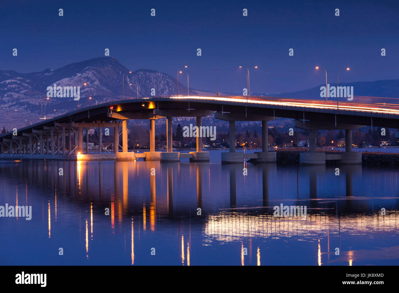 Canada, British Columbia, Okanagan Valley, Kelowna, Lago Okanagan ponte galleggiante, crepuscolo Foto Stock