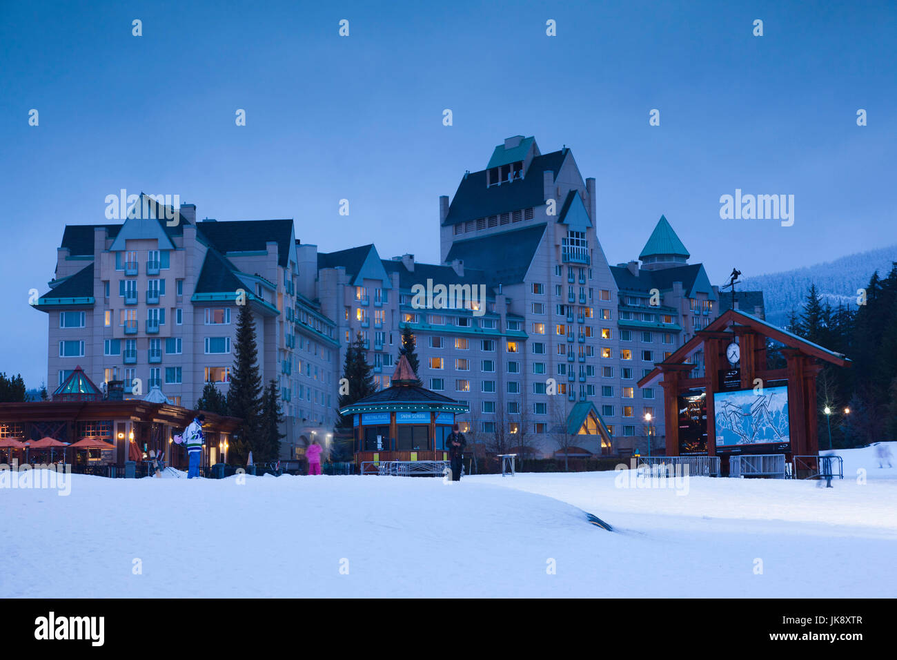 Canada, British Columbia, Whistler e Blackcomb Upper Village, Fairmont Chateau Whistler Resort, crepuscolo Foto Stock