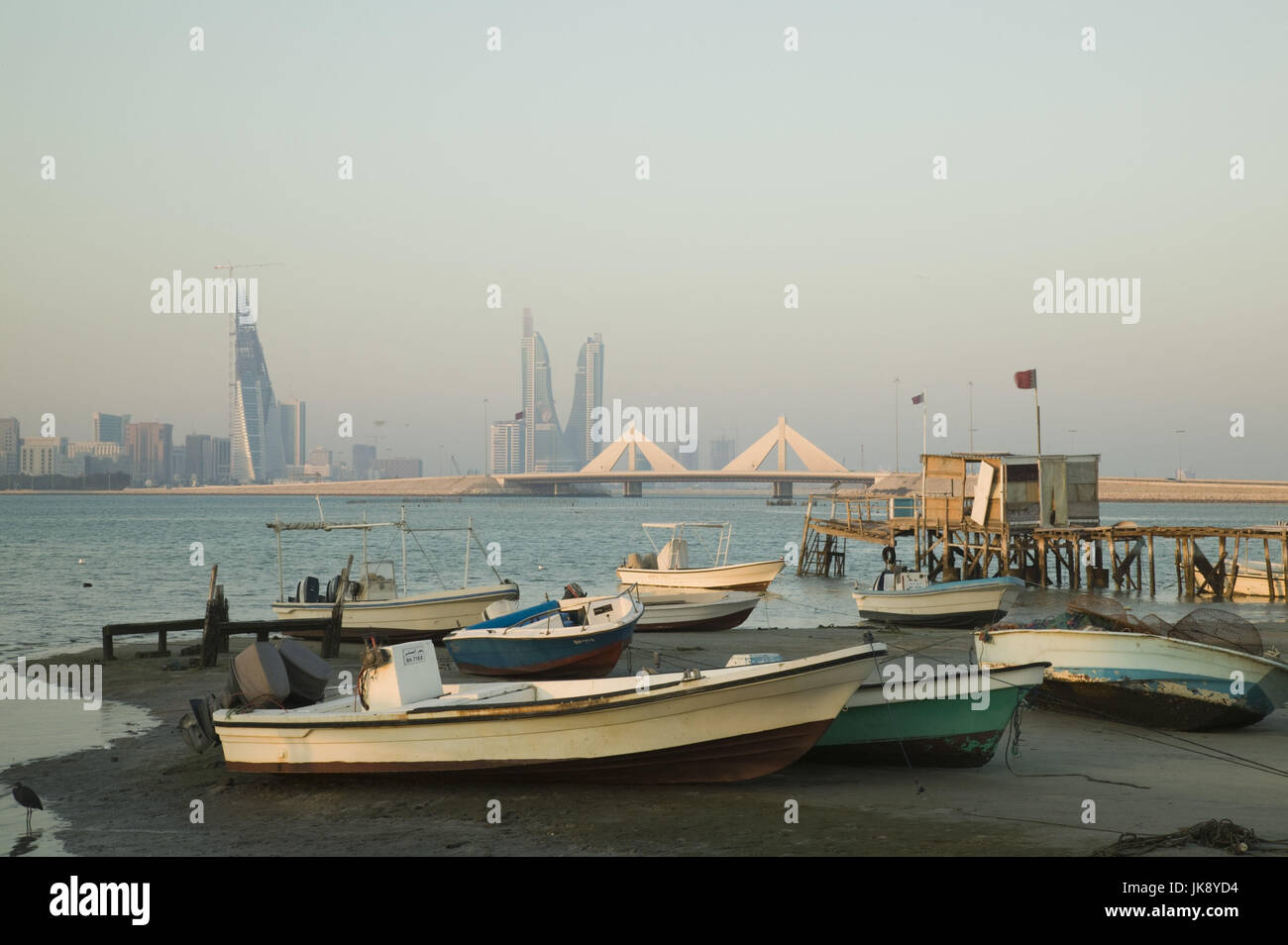 Bahrein, Insel Muharraq, Hafen, Boote, Aussicht, Hintergrund, Manama, Skyline, Brücke, Dämmerung, Foto Stock