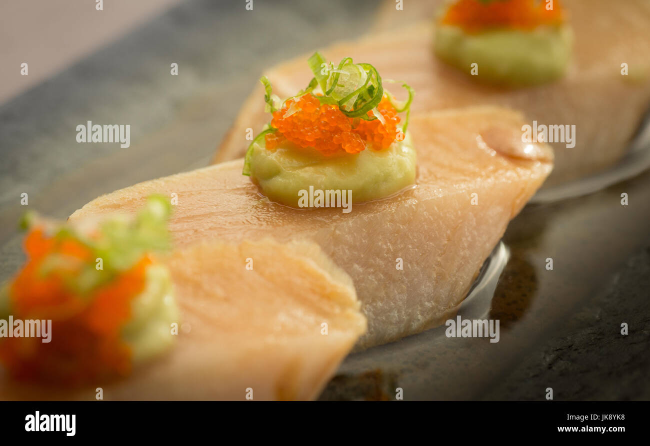 La vibrante Tonno bianco Tonno sashimi serviti sulla piastra con wasabi, Masago e cipolla verde. Foto Stock