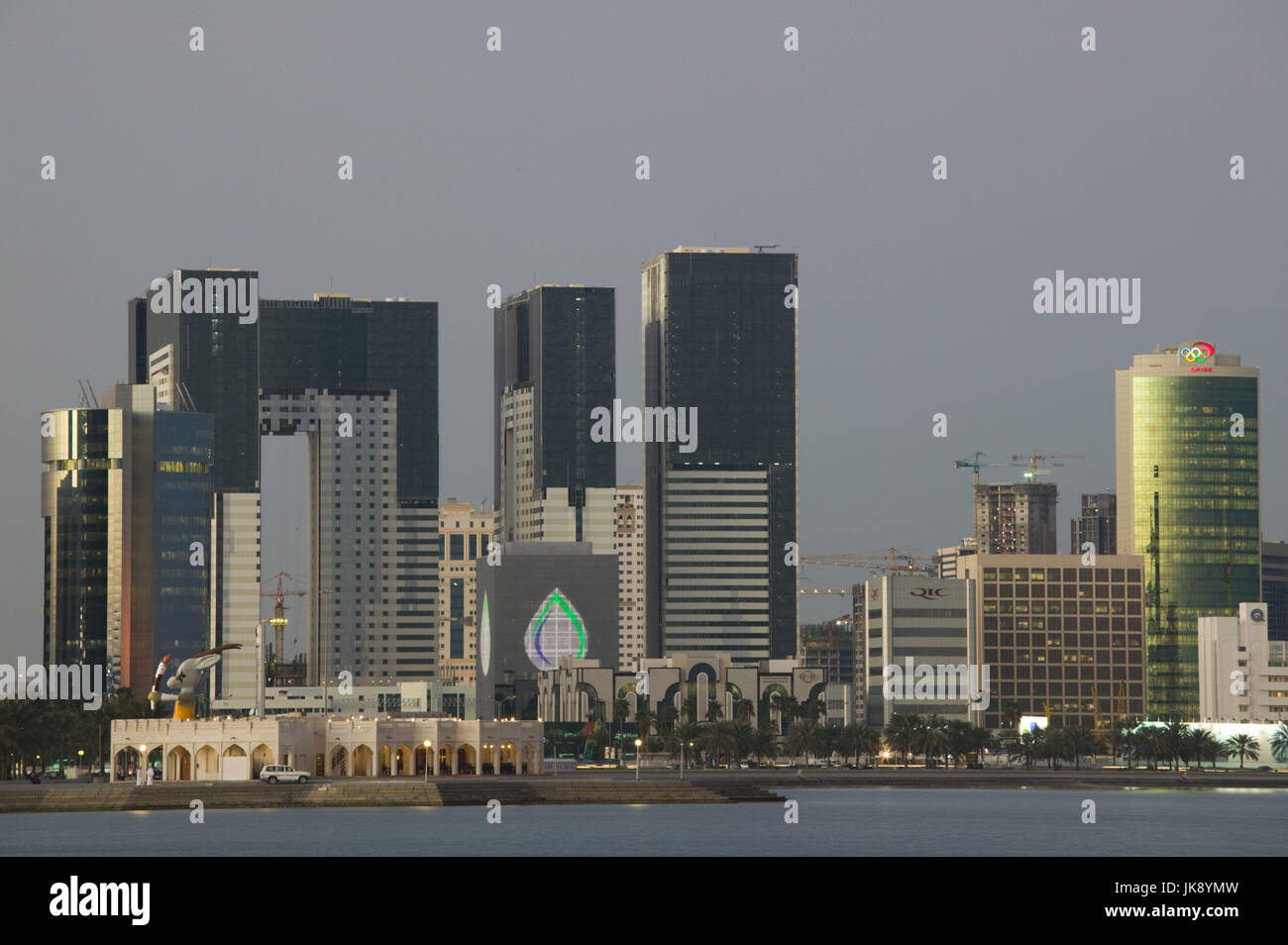 Katar, Doha, West Bay, Stadtansicht, Abenddämmerung, Foto Stock