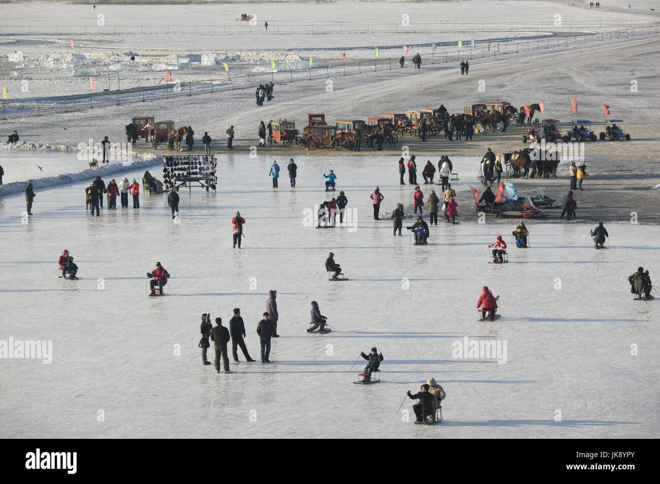 Cina, Heilongjiang, Harbin, Fluss Songhua Jiang, zugefroren, Menschen, Foto Stock