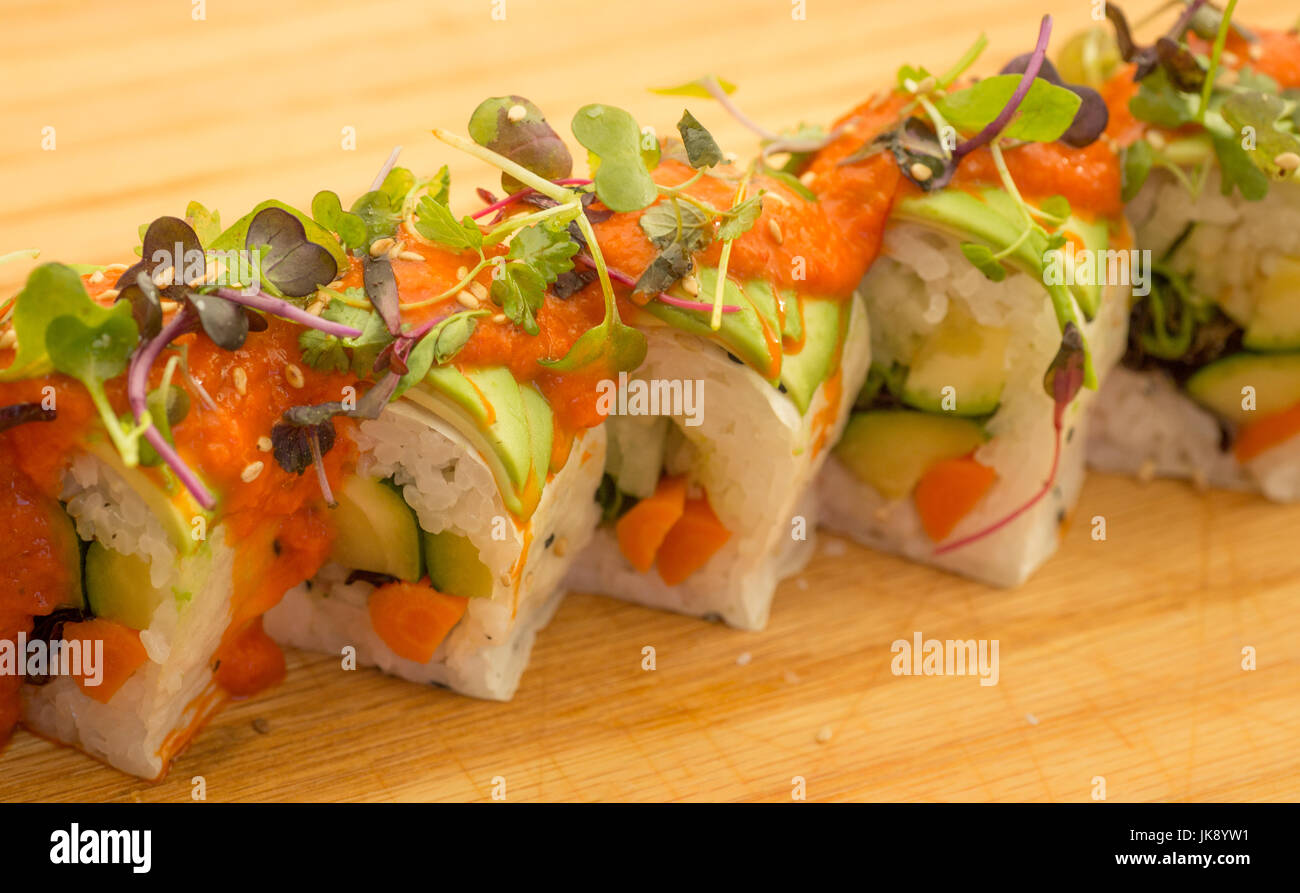 La vibrante sushi rotolo vegetariano, pronto a mangiare. Foto Stock
