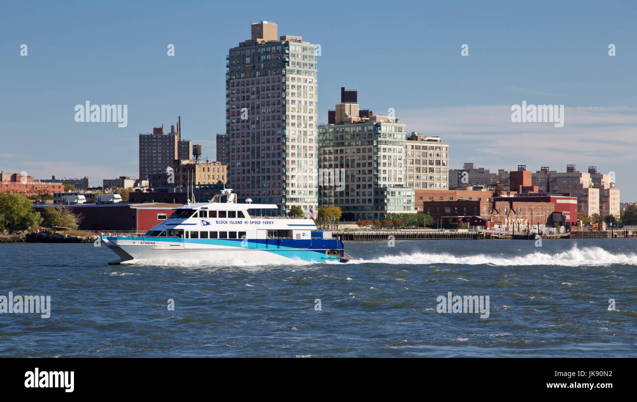 Block Island Ferry passando Williamsburg sull'East River a New York, NY, STATI UNITI D'AMERICA. Foto Stock